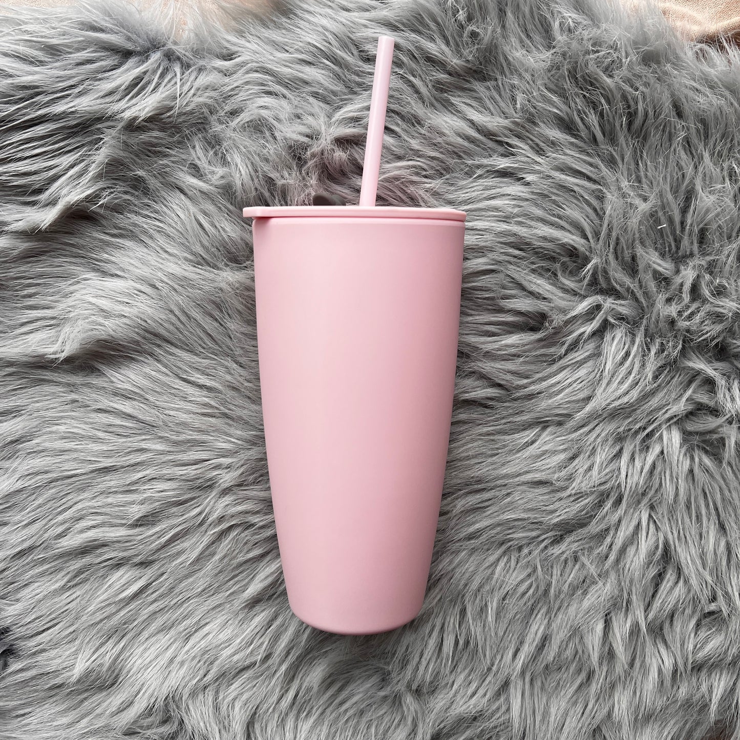 Vaaleanpunainen mattapintainen tumbler kylmälle/kuumalle juomalle