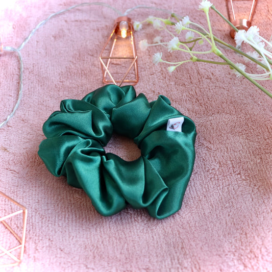 Emma - smaragdinvihreä satiini scrunchie
