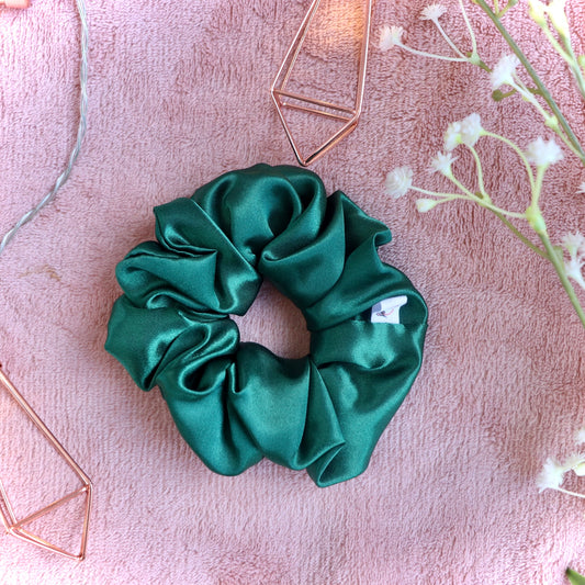 Emma - smaragdinvihreä satiini scrunchie