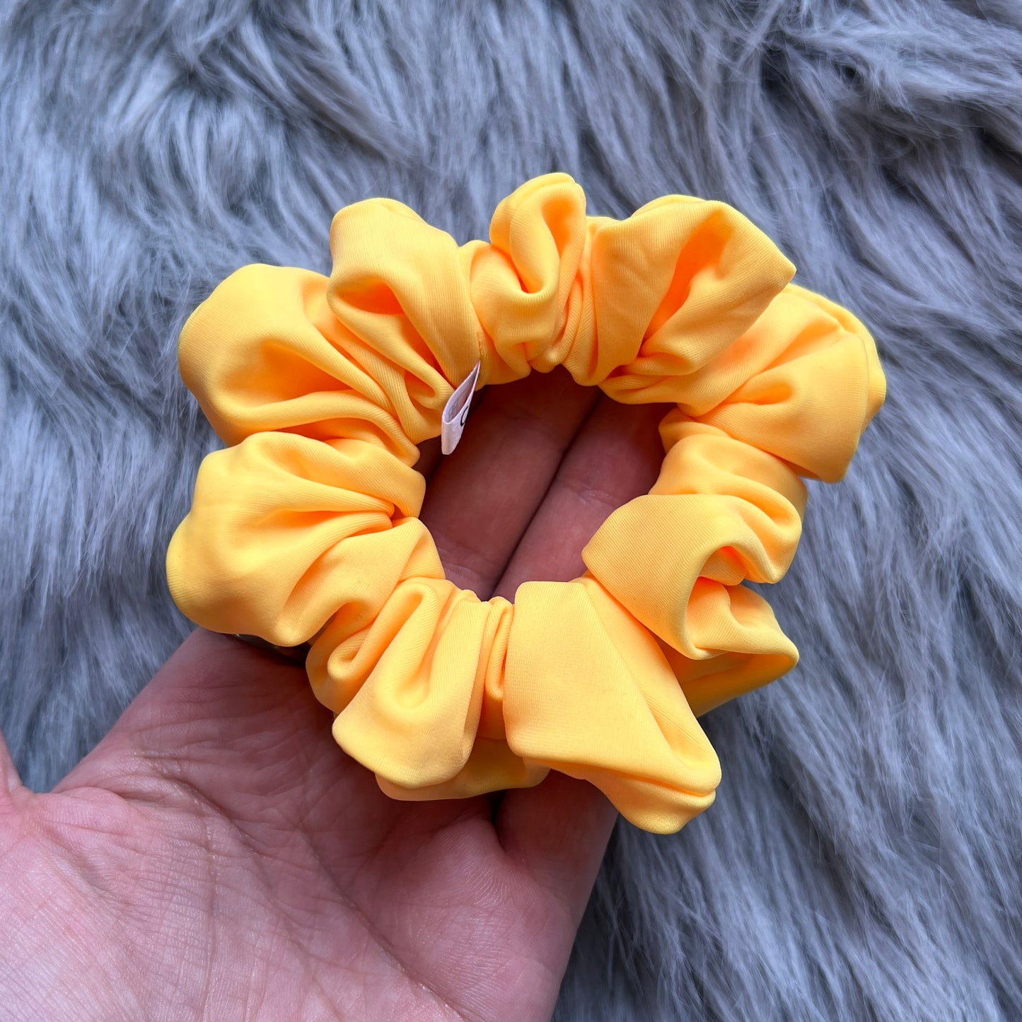 Nina - Neon keltainen treeni scrunchie