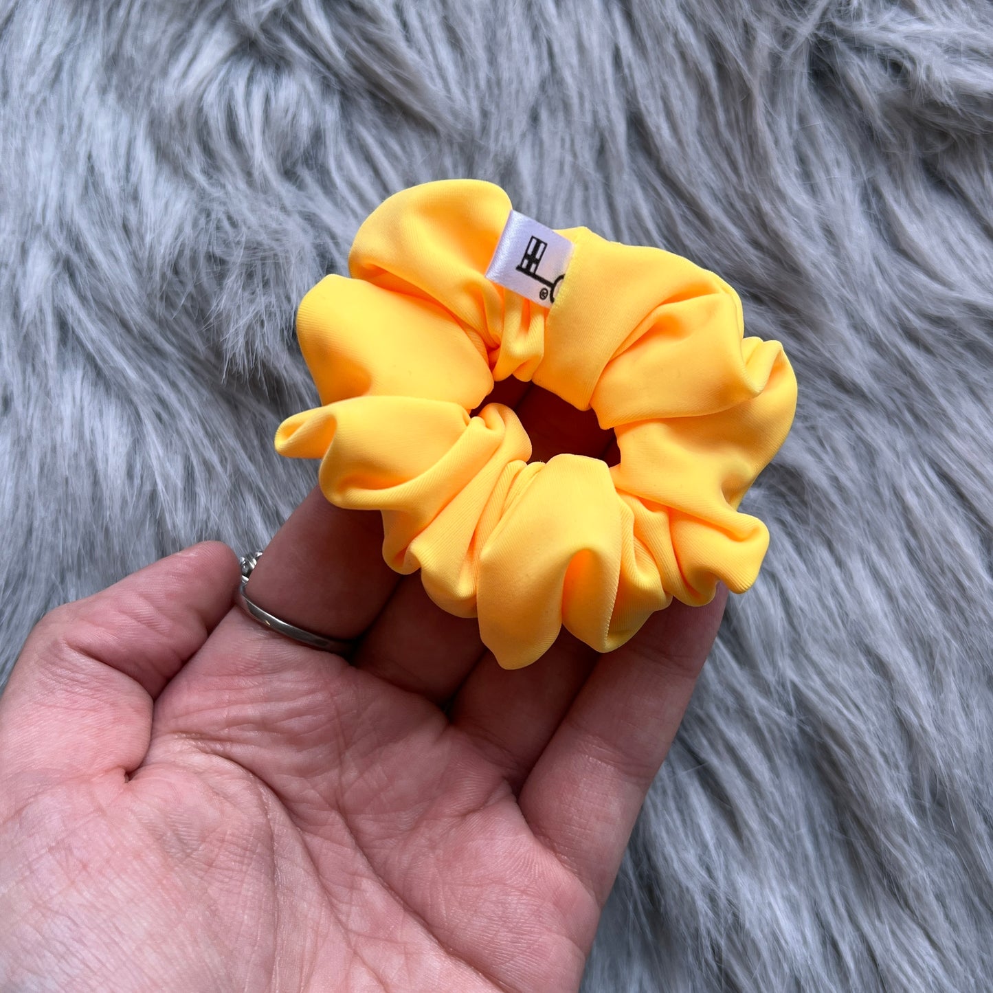 Nina - Neon keltainen treeni scrunchie