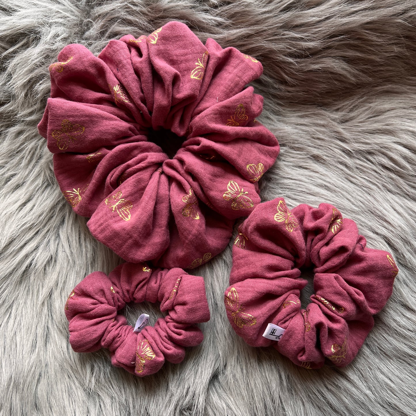 Taru - roosa harso scrunchie kultaisilla perhosilla