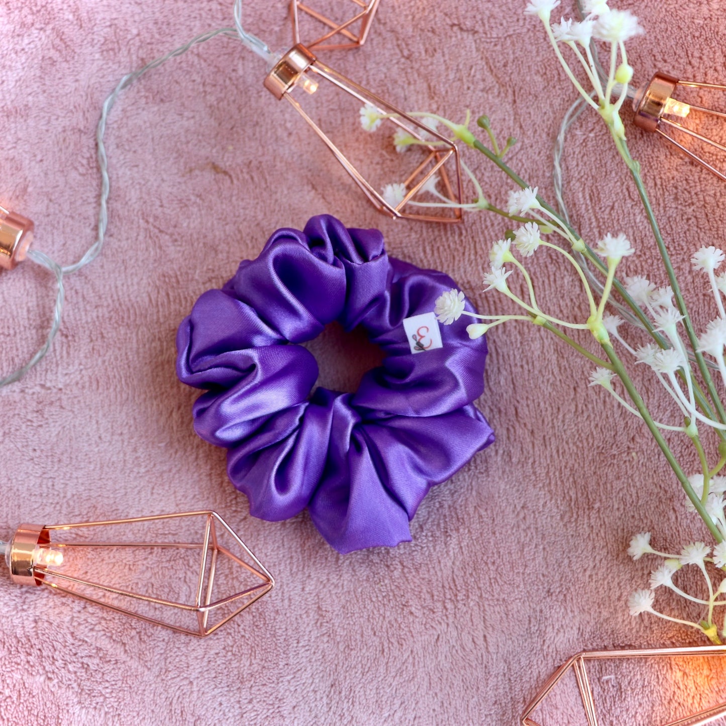 Viola - kirkas violetti satiini scrunchie