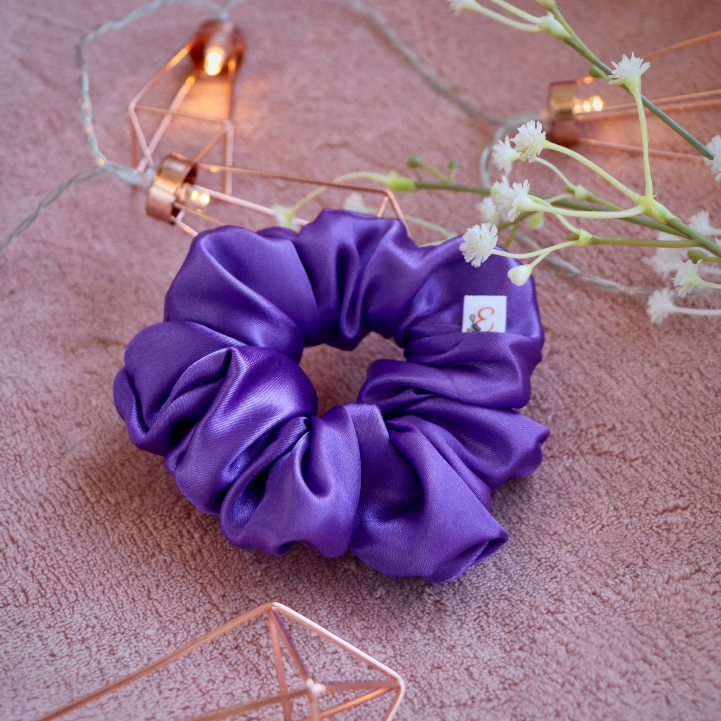 Viola - kirkas violetti satiini scrunchie