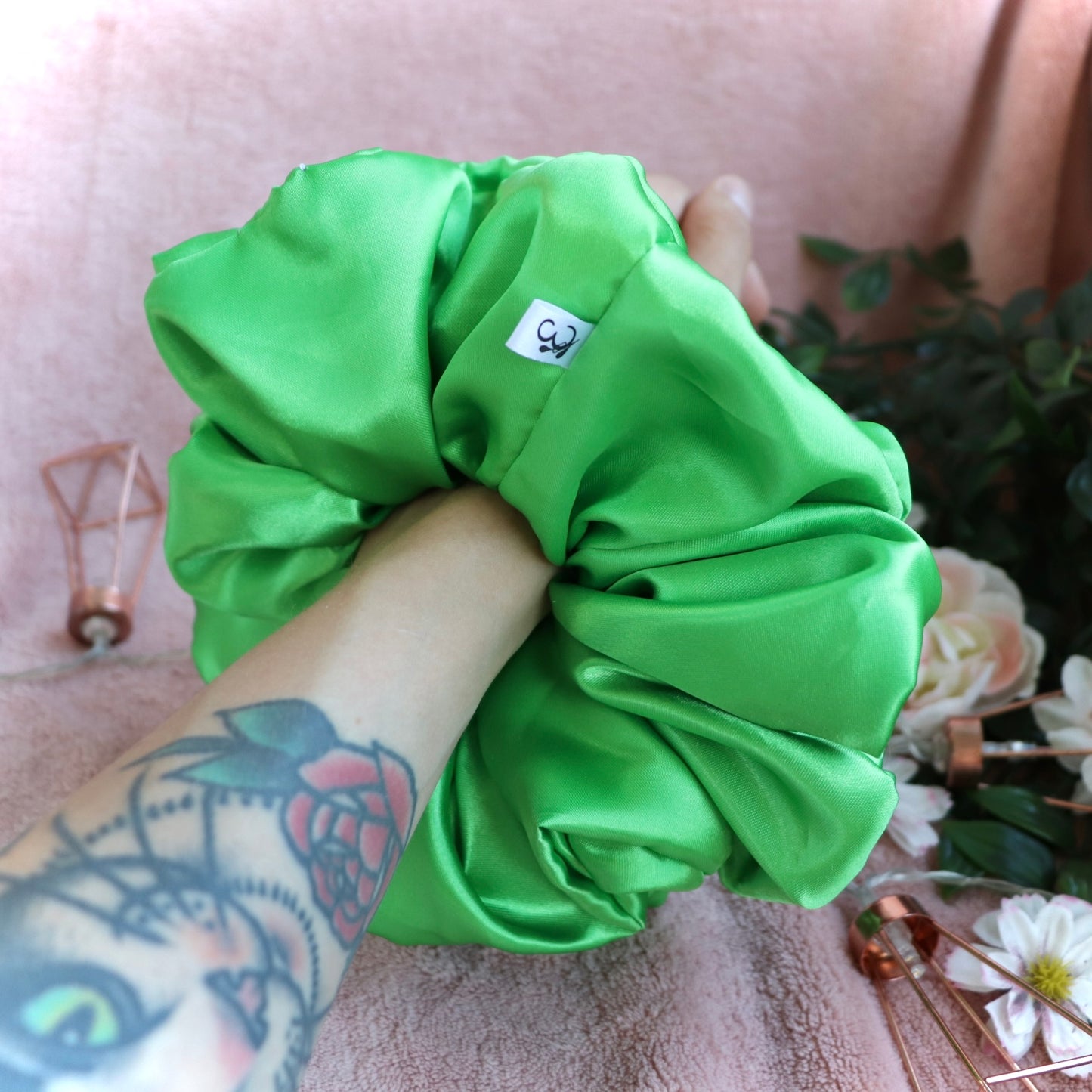 Ella - kirkkaan vihreä satiini scrunchie