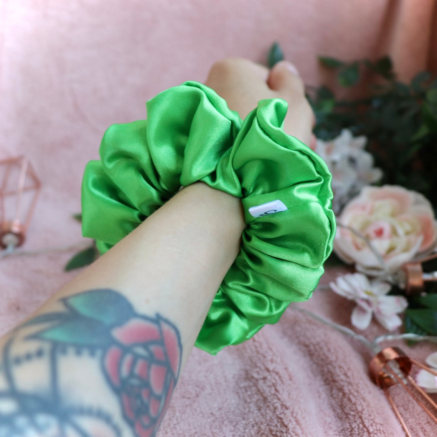 Ella - kirkkaan vihreä satiini scrunchie