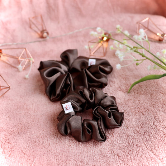 Safya - suklaanruskea satiini scrunchie